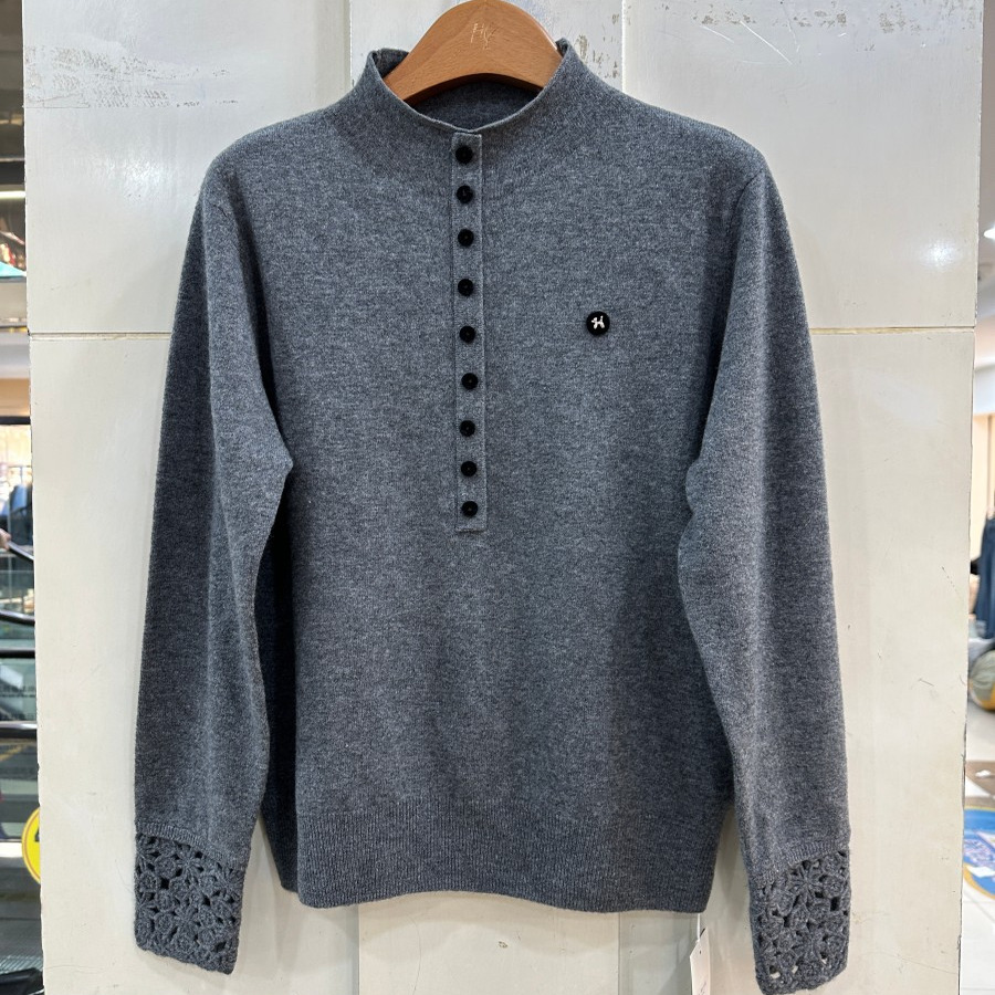 精品女装892H 小艺欧货女装2025年冬季半高领纽扣长袖百搭针织衫