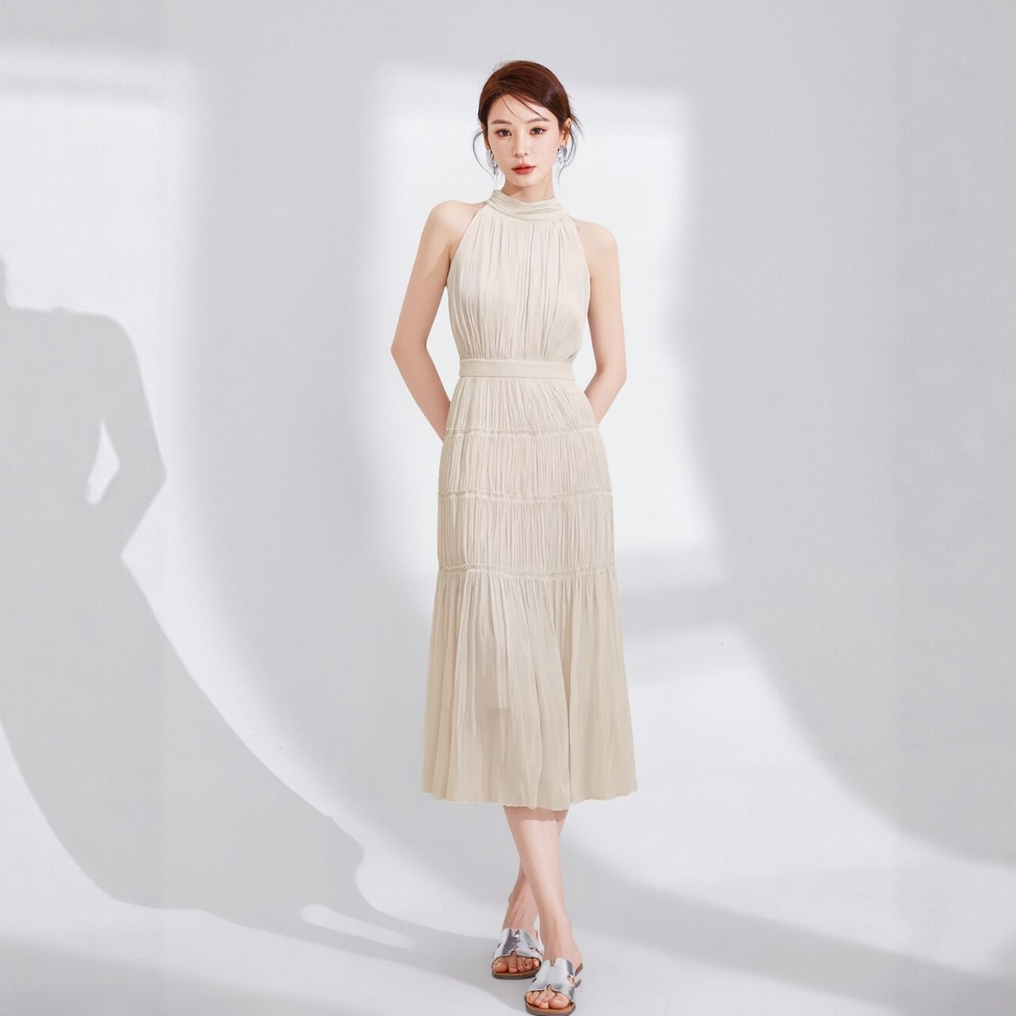 微珠光挂脖连衣裙女2026夏季新款高级感多层褶皱轻礼服长裙