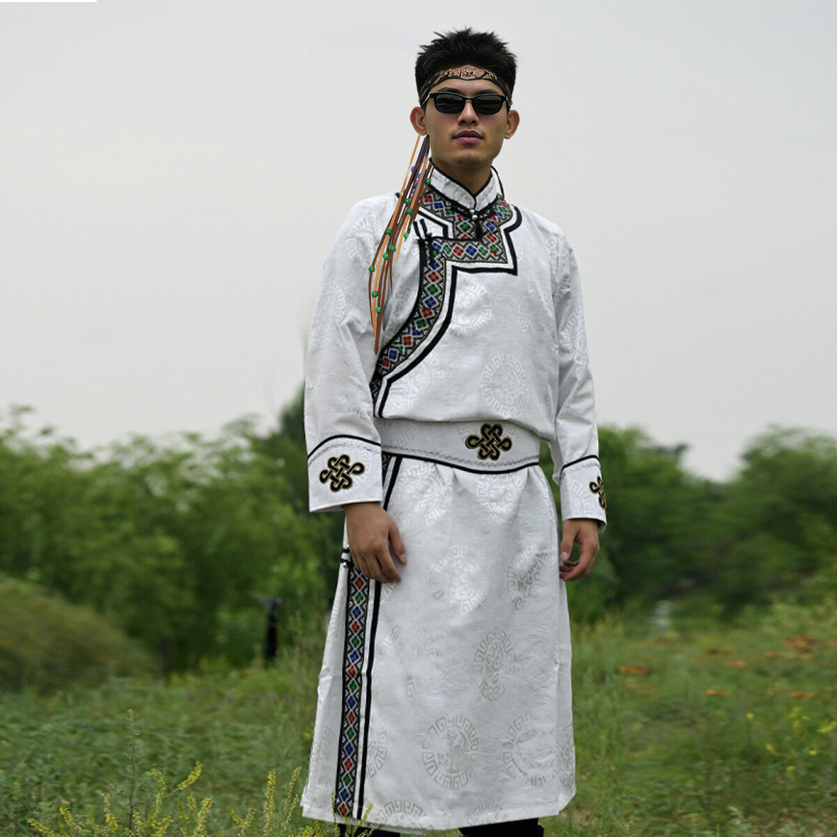 白色长款男士蒙族服饰
