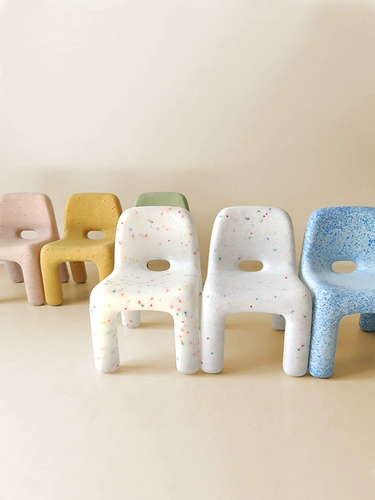 Северный экологически чистый пластиковый детский кресло ins net red red coundergarten baby table и дизайнер дизайнера стула на задней части скамьи на открытом воздухе