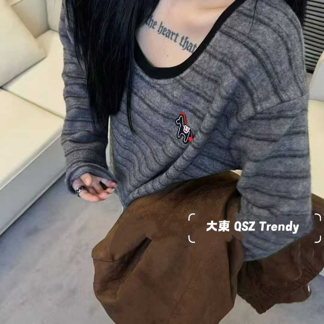 大東DADONG-气质U领宽松显瘦卡通贴标百搭条纹长袖T恤7171