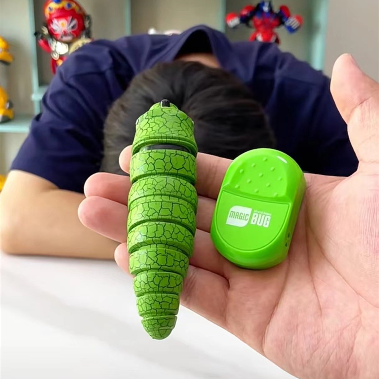遥控毛毛虫仿真模型整蛊神器电动昆虫新奇特儿童玩具恶搞爬行动物