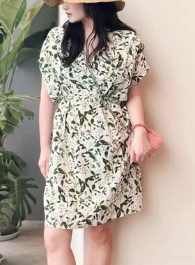 MA25夏季新款夏日度假100桑蚕丝V领碎花系带收腰连衣裙