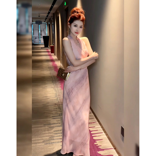 茶歇气质法式V领挂脖连衣裙女夏季26年流行新款掐腰显瘦百搭长裙