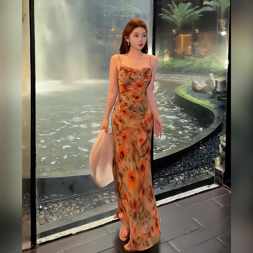 2026年夏季新款法式复古油画风印花吊带连衣裙女气质荡领收腰长裙