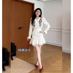 复古法式刺绣连衣裙2026夏季新款度假甜美风中裙V领气质漂亮A字裙