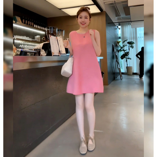 显白简约设计感无袖背心连衣裙女2026年夏季温柔风百搭A字短裙子