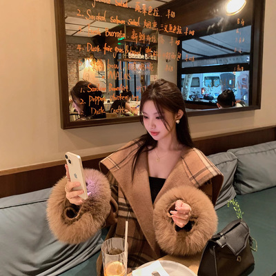 格纹斗篷2025秋冬新款感双面羊绒大衣女狐狸毛羊毛呢皮草外套