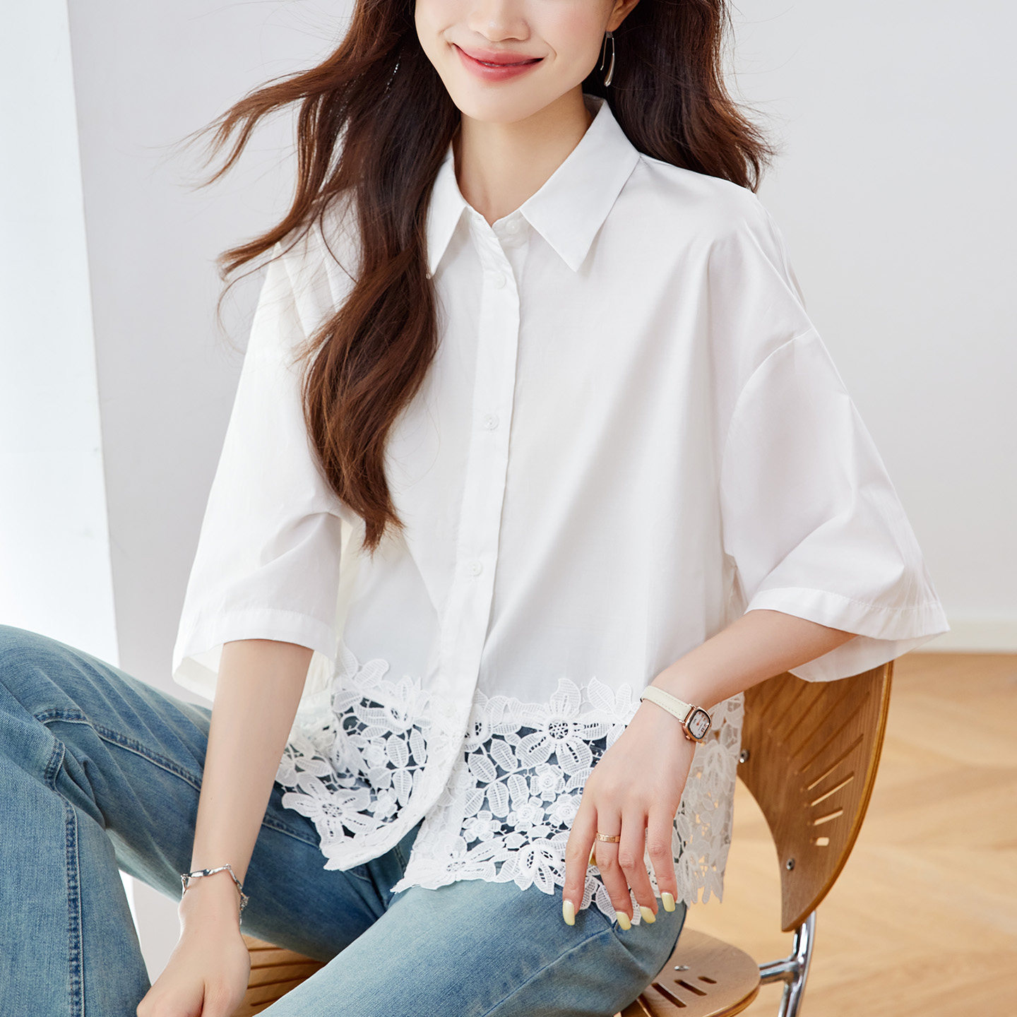 初影白色翻领七分袖镂空刺绣衬衫女2026年夏季新款通勤别致上衣