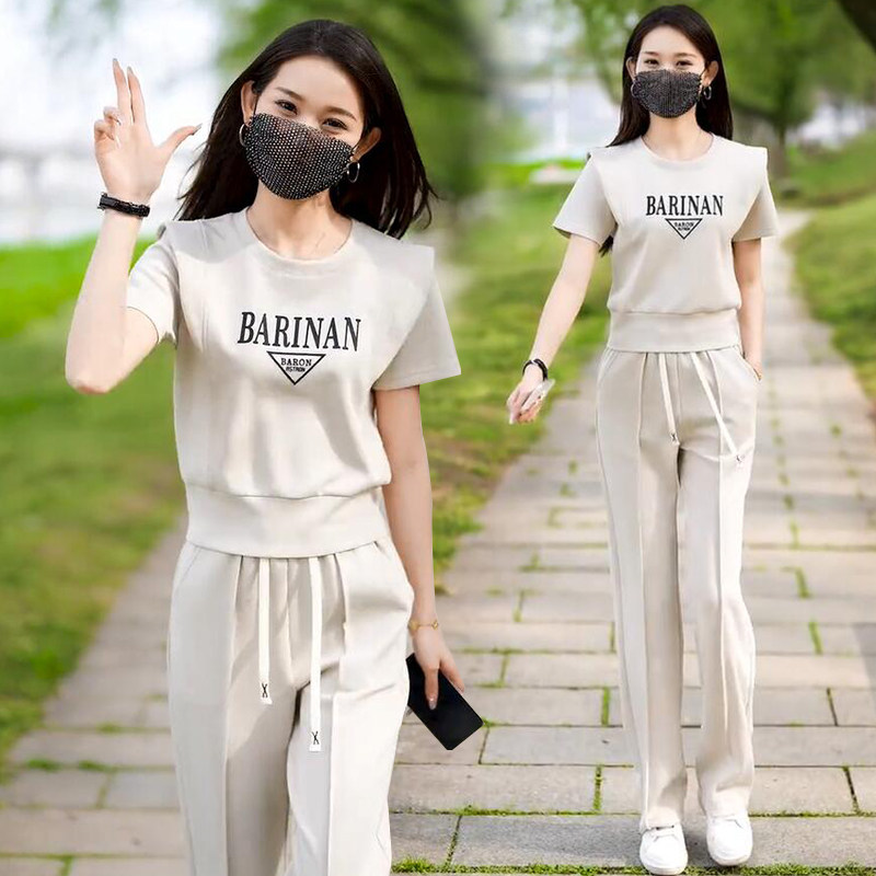 여성을위한 느슨한 캐주얼 라운드 넥 반팔 스트레이트 팬츠 2 피스 세트 2024 여름 새로운 다목적 연령 감소 운동복