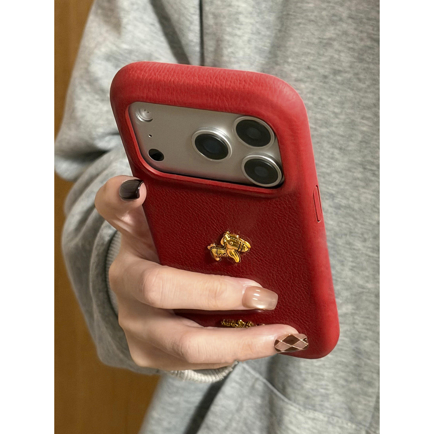 仿皮纹金色小马适用苹果17promax手机壳女款16/15金属14硅胶13保护壳华为mate70/pura80软壳小米17PRO/X300