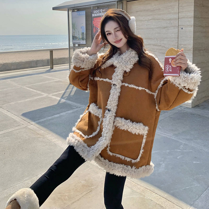 卡其色羊羔毛外套女冬季2025新款设计感毛毛拼接加绒加厚皮毛一体,女装短外套,浙宝089