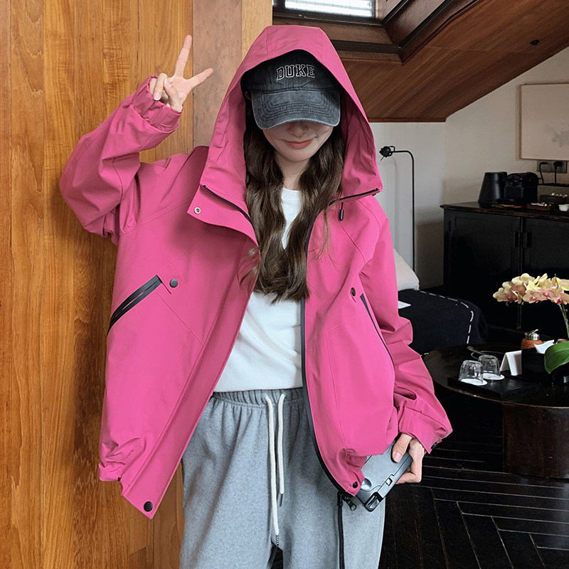 玫红色韩版户外休闲风冲锋外套女2025年春季新款宽松百搭连帽夹克,女装短外套,浙宝089