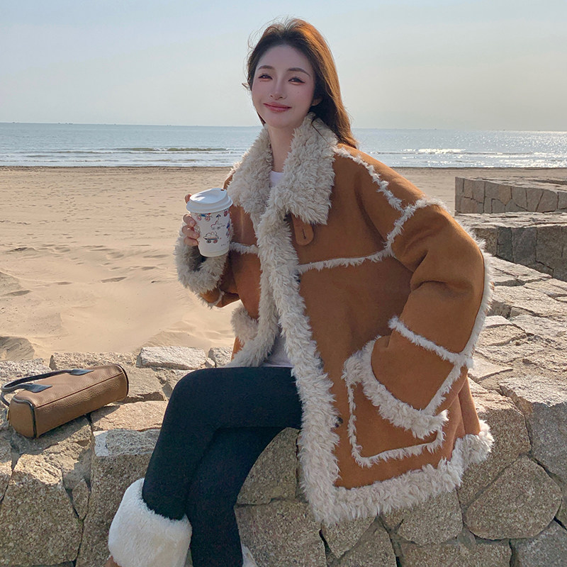 卡其色羊羔毛外套女冬季2025新款设计感毛毛拼接加绒加厚皮毛一体,女装短外套,浙宝089