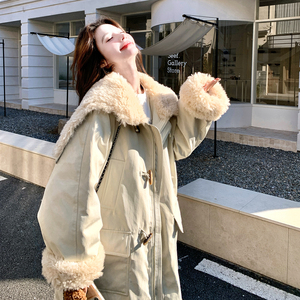 米白色大翻领派克羽绒服女冬超火好看高级感加绒加厚中长工装外套图片