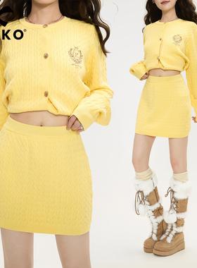 KEIKO[抗起球细针] 柠檬黄扭花针织半身裙25秋季弹力高腰包臀短裙