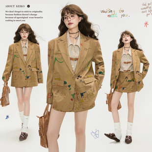 新款 外套两件套装 涂鸦印花通勤垫肩小西服 巴恩风卡其色西装 KEIKO
