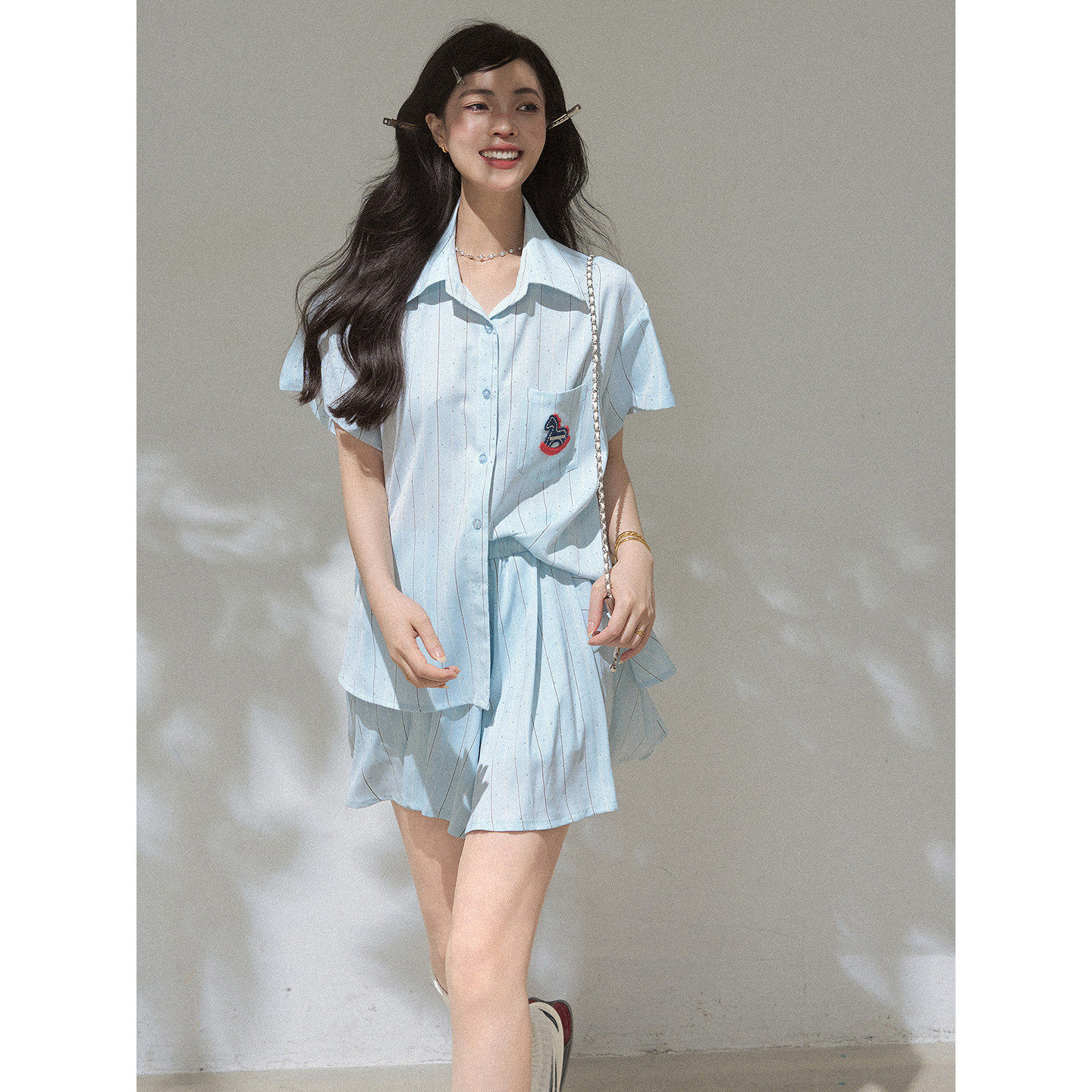 KEIKO 清爽盐系浅蓝色竖条纹衬衫女夏季高智感烫钻上衣半身裙套装