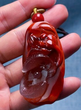 03E08凉山瓦西料南红原矿精工年年有鱼雕刻吊坠