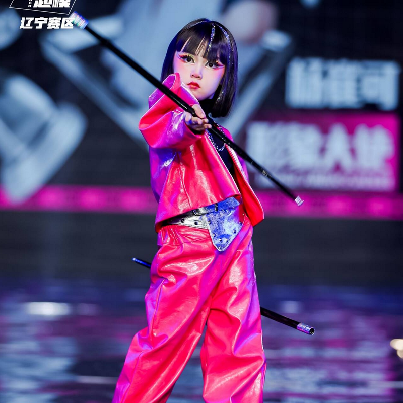 政宇轩原创高端定制儿童模特走秀玫红皮衣皮裤耸肩多巴胺时尚出租
