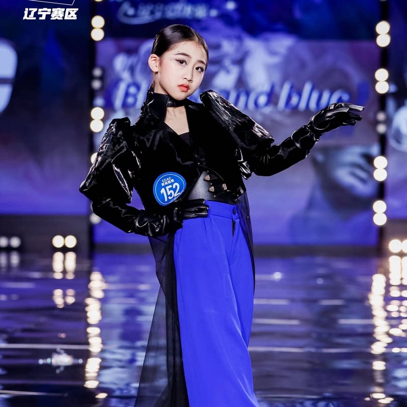 儿童模特走秀黑色灯笼袖演出服