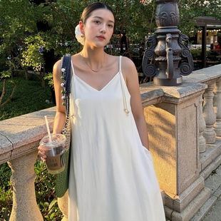 ELLE轻奢优雅醋酸V领吊带连衣裙女2026春新款时髦高级感修身裙子