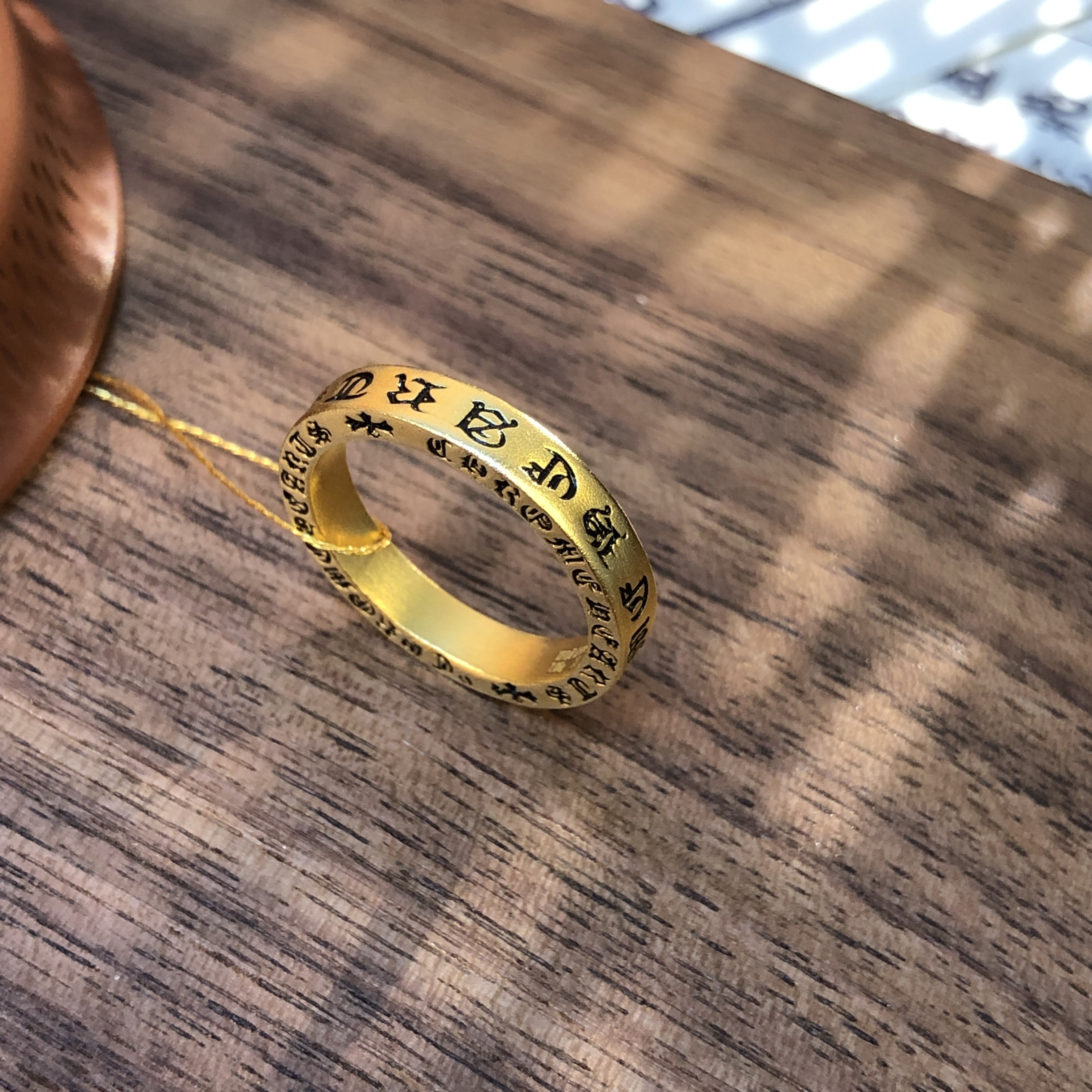 黄金足金999鸢尾花六字真言戒指