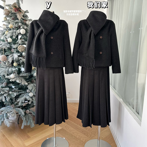 毛呢外套带围巾百褶长裙