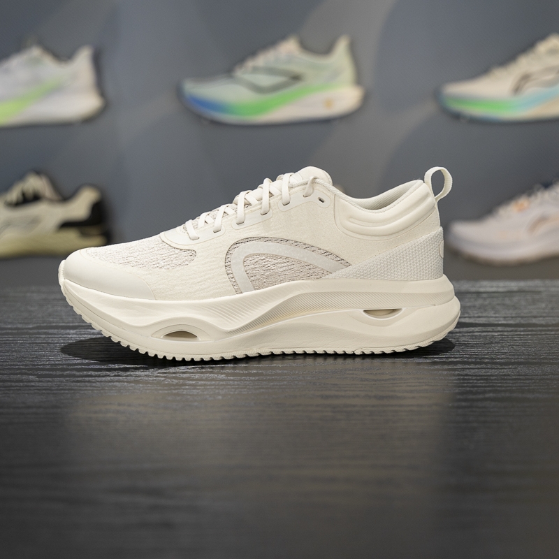 李宁女子跑鞋缓震回弹