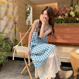 蓝色俏皮格纹连衣裙女夏季高级感甜美风减龄蕾丝拼接假两件吊带裙图片