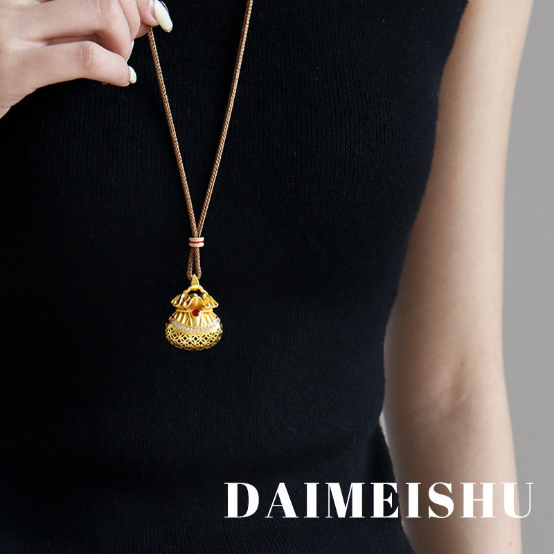 新中式铜钱福袋吊坠项链女秋冬百搭精致轻奢时尚高级感长款毛衣链