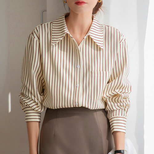 卡其色条纹衫女2026春季休闲风格
