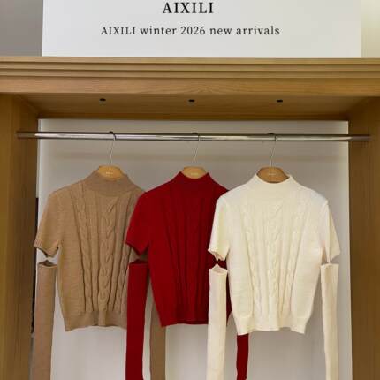 AIXILI爱西里-冬上新软糯云感气质高领绞花肌理麻花设计短袖17657