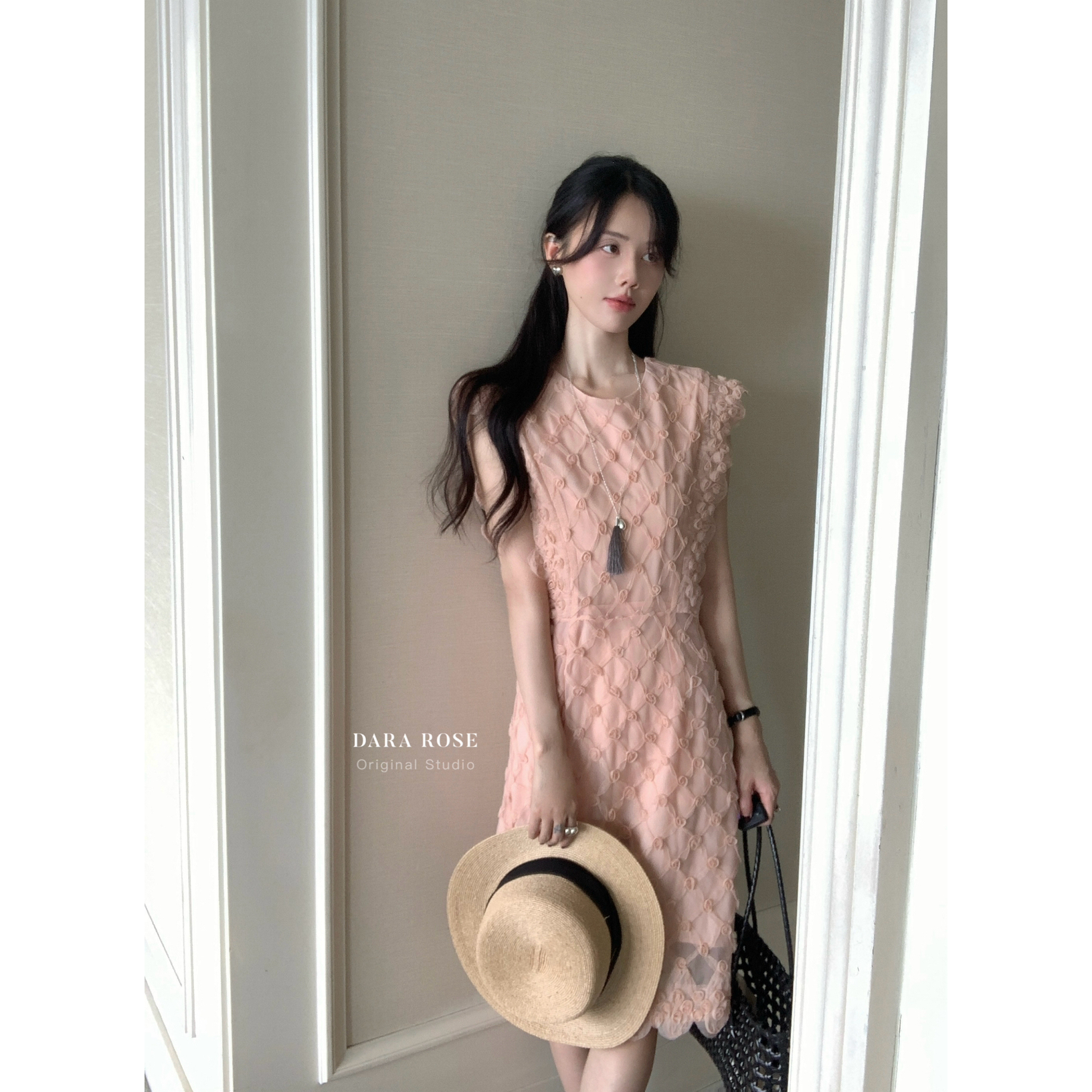 DARA ROSE-夏上新法式玫瑰花朵网纱菱格气质显瘦连衣裙R5755