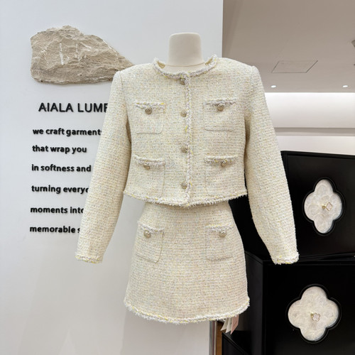 AIALA LUMENA-秋上新奶黄金穗奶白掺黄闪丝粗花呢毛边圆领S20991