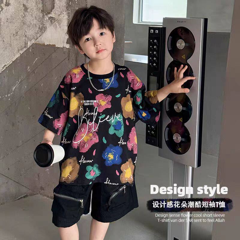เสื้อยืดเด็กผู้ชาย ฤดูร้อนปี 2025 รุ่นใหม่ เสื้อสำหรับเด็กโตและเด็กวัยกลาง เสื้อยืดเด็ก ลายสดใส แขนสั้น ผ้าฝ้ายแท้ แฟชั่นทันสมัย