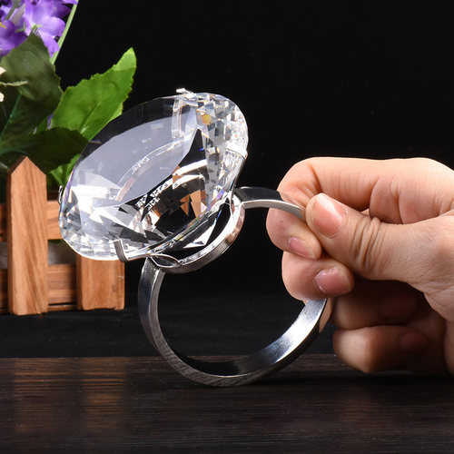 大钻戒道具钻石戒指超大告白表白神器女仿真搞怪手镯恶搞网红玩具