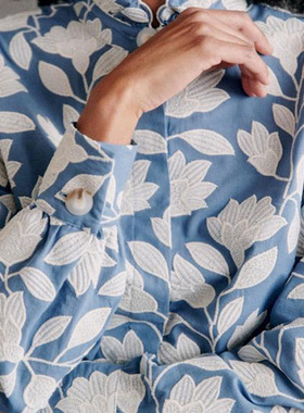 现货 法式小众25年春蓝色纯棉藤蔓花朵刺绣小立领泡泡袖气质衬衫