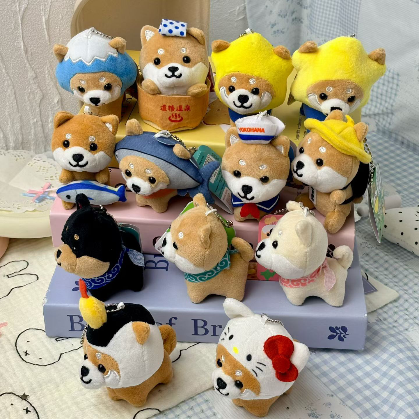 可爱日本KT柴犬旅行秋田限定豆柴狗狗炸虾毛绒公仔玩偶包包小挂件