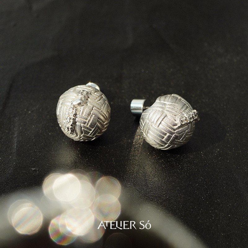 纯银磨砂克拉编织球耳钉