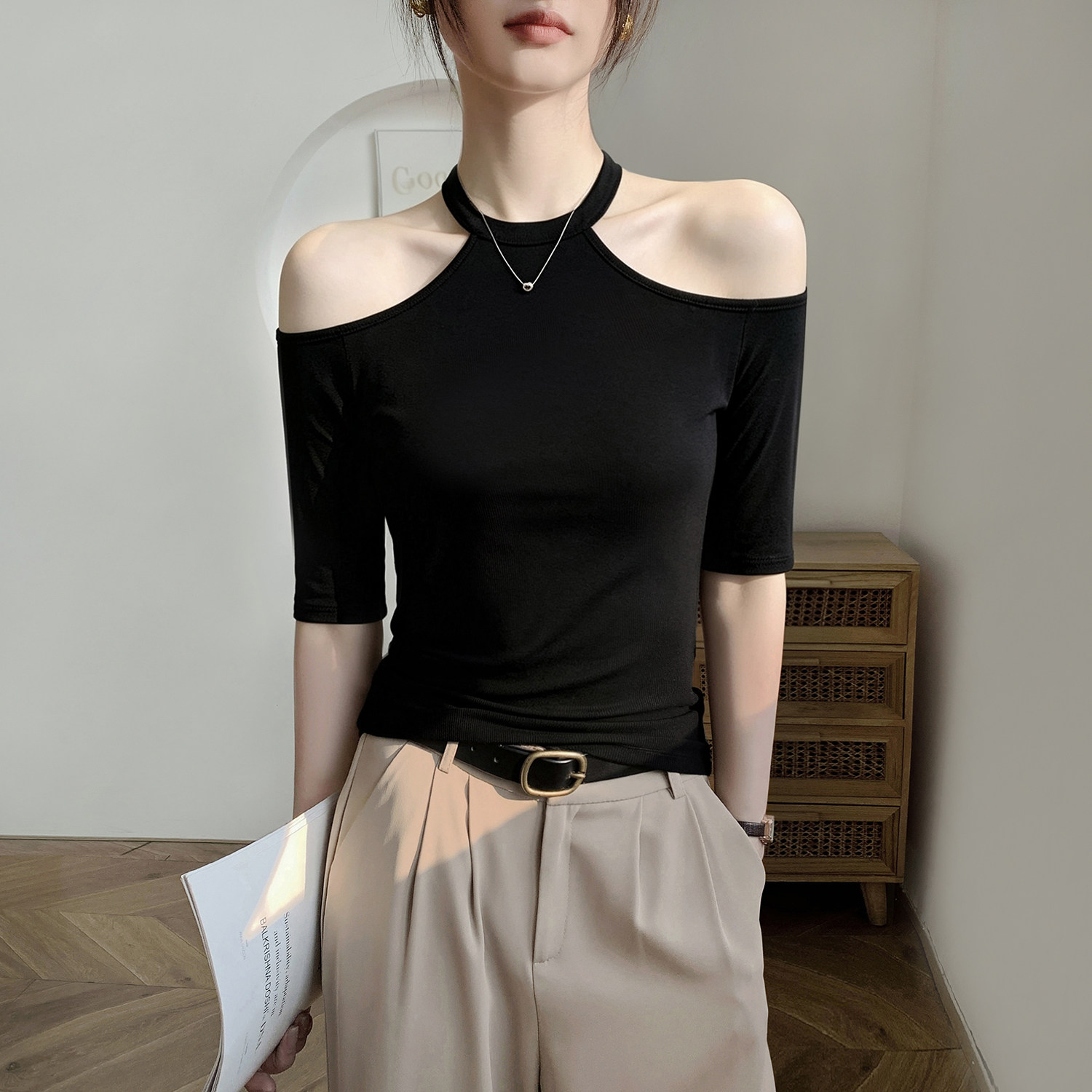 黑色挂脖露肩中袖t恤女2026新款秋季七分袖设计感辣妹打底衫上衣