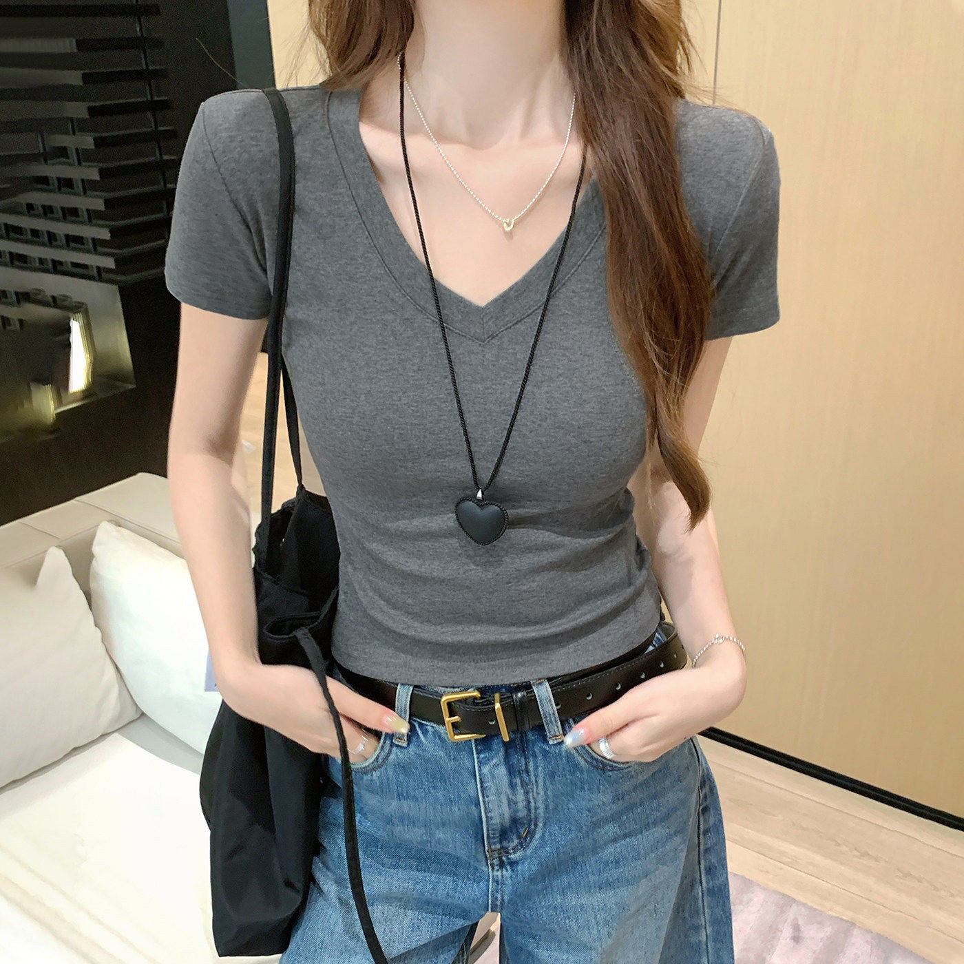 灰色V领短袖t恤女正肩2026新款夏季高级感纯色修身露脐短款上衣