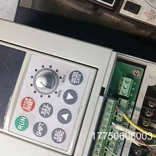 成功变频器SL6000/4T/2.2KW-3.7P拍一台