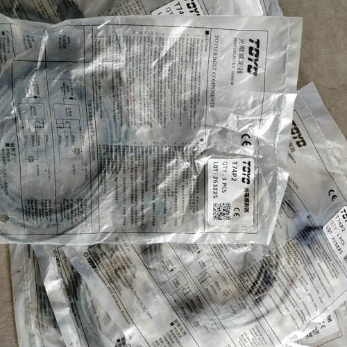 TOYO槽型传感器T74P2正品带包装180