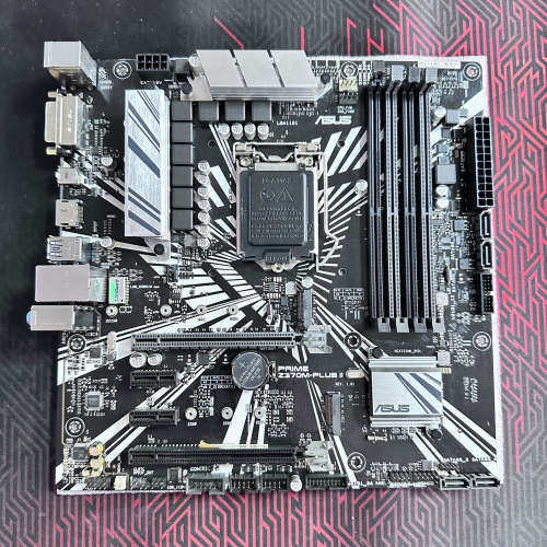 华硕Z370M PLUS II主板，四根内存槽，带有M.2