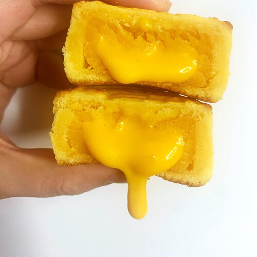 手工奶黄流心月饼现烤不甜不腻