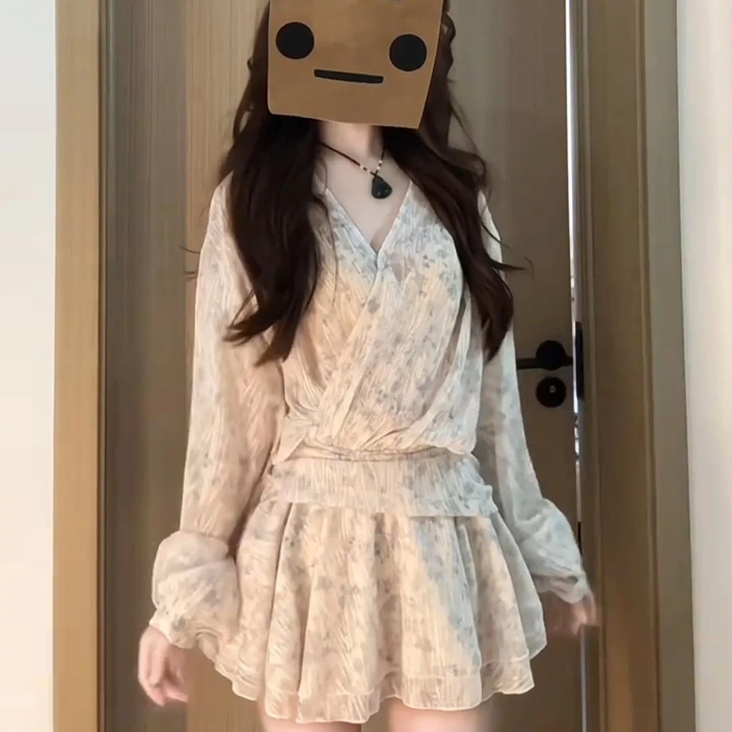 法式高级感碎花V领连衣裙子春秋不规则韩系复古收腰显瘦度假短裙