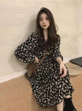 温柔风碎花连衣裙女春装2023新款显瘦复古高腰春秋长袖V领A字裙女