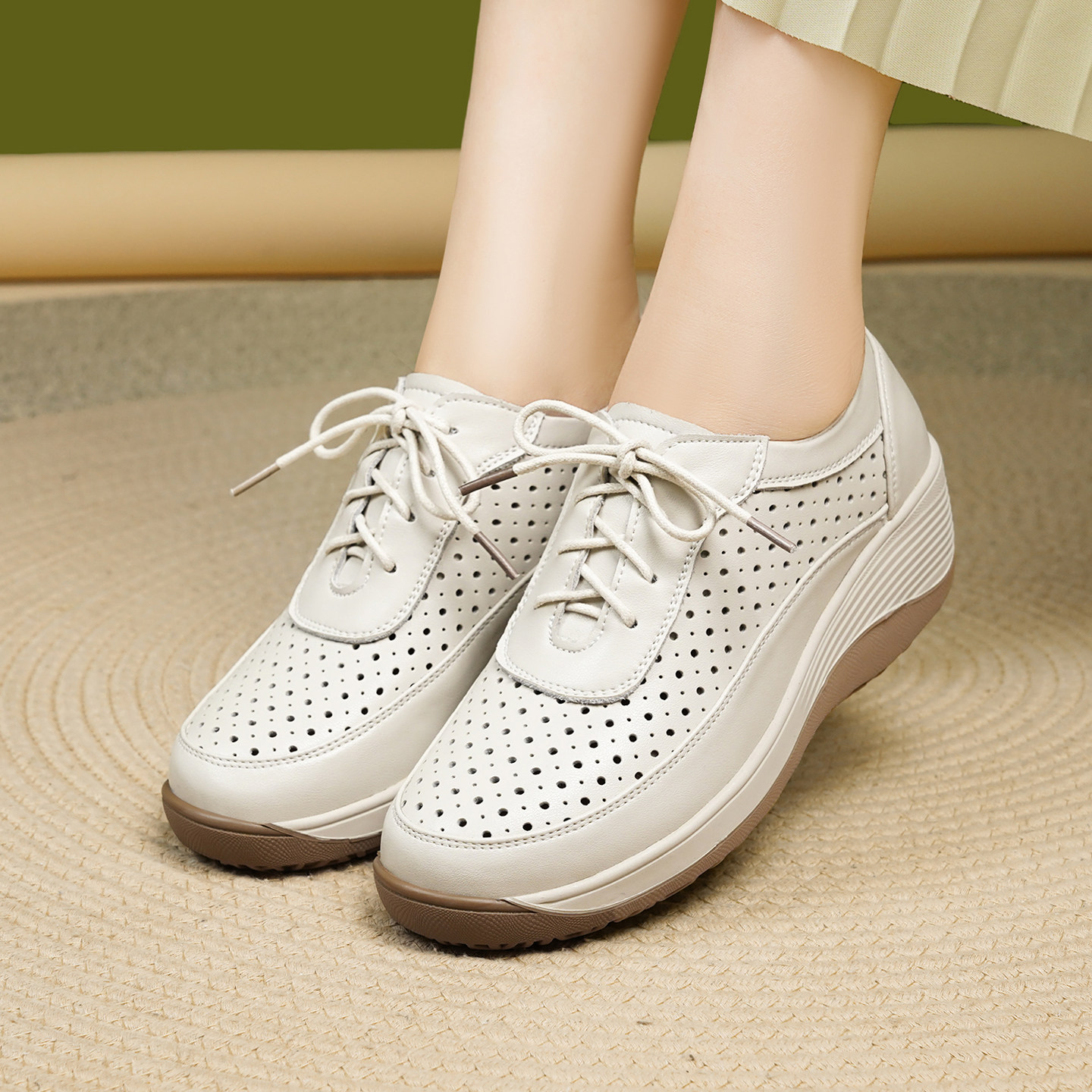 真皮镂空女鞋夏季2026新款洞洞鞋不累脚凉鞋厚底休闲皮鞋软底妈妈