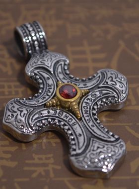钛钢镶锆石雕花华丽风十字架吊坠